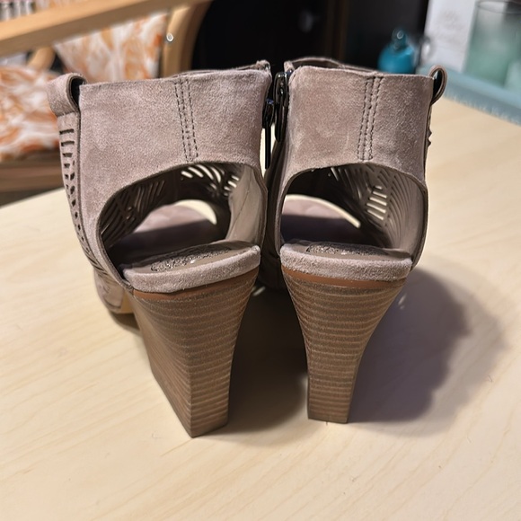 VINCE CAMUTO VC-KIMORA TRUE SUEDE SLINBACK CUTOUT SHIELD SANDALS HEEL main image 1